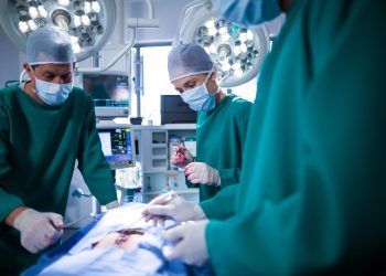 surgeons using splinter forceps in operating room