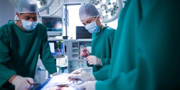 surgeons using splinter forceps in operating room